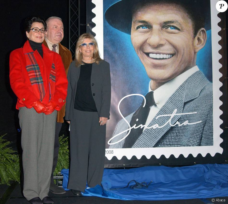 Les enfants de Frank Sinatra : Tina, Frank Jr. et Nancy posent devant le nouveau timbre américain qui rend hommage à leur père. Beverly Hills, le 12 décembre 2007