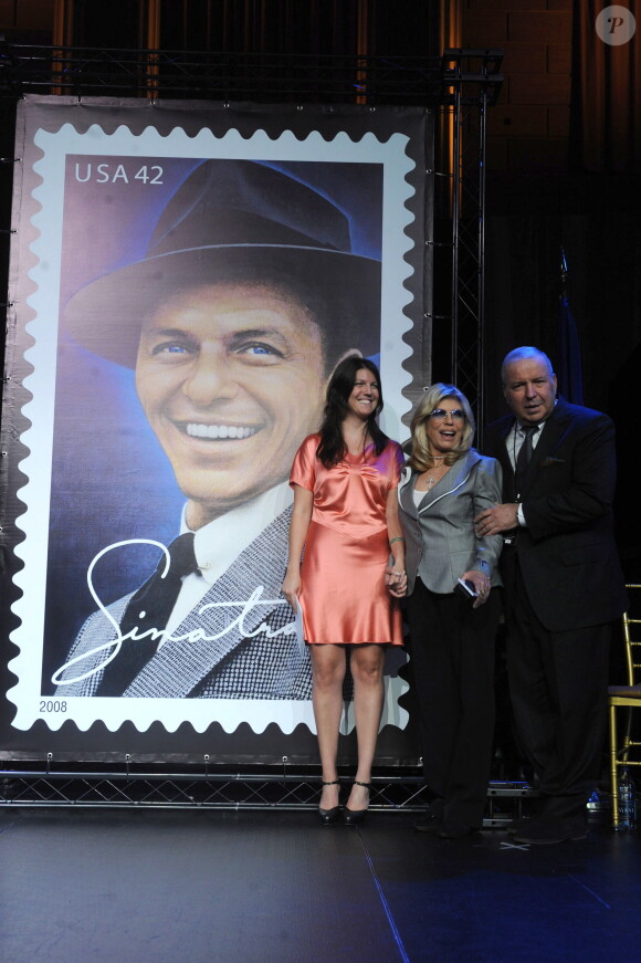 A.J. Lambert, Nancy Sinatra et Frank Sinatra Jr. lors de l'hommage à leur père Frank Sinatra au Gotham Hall de New York, le 13 mai 2008