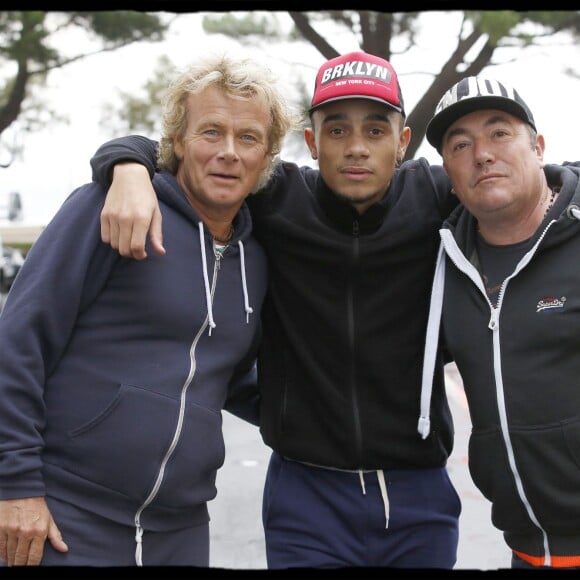 Franck Dubosc, Mister V (Yvick Letexier), Fabien Onteniente - Mister V (Yvick Letexier) et Franck Dubosc affichent leur complicité à l'issue du tournage d'une scène du film "Camping 3" à Arcachon le 12 octobre 2015. © Alain Guizard / Bestimage12/10/2015 - Arcachon