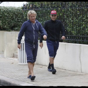 Franck Dubosc, Mister V (Yvick Letexier) - Mister V (Yvick Letexier) et Franck Dubosc affichent leur complicité à l'issue du tournage d'une scène du film "Camping 3" à Arcachon le 12 octobre 2015. © Alain Guizard / Bestimage12/10/2015 - Arcachon