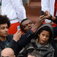  Marcel Desailly et ses enfants lors du match entre Tsonga et Melzer &agrave; Roland-Garros &agrave; Paris, le 28 mai 2014.&nbsp; 