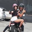 Redfoo au volant d'une moto avec un mannequin de 138 water pour la préparation d’un "Snapchat" pour son nouveau panneau d'affichage publicitaire à Hollywood, le 29 octobre 2015