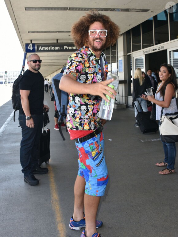 Redfoo du groupe "LMFAO" arrive à l'aéroport LAX de Los Angeles. Le 5 août 2015