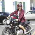 Redfoo monte sur sa moto après avoir été chez Bristol Farms à West Hollywood, le 20 mars 2015.