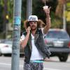 Exclusif - Redfoo boit un café glacé dans les rues de Los Angeles, le 23 novembre 2014.