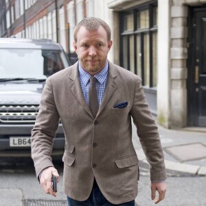 Guy Ritchie et sa femme Jacqui Ainsley quittent le tribunal à Londres. Ils ont été entendus concernant la garde de Rocco, le fils de Madonna et Guy Ritchie. Le 10 mars 2016