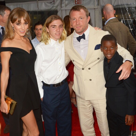 Guy Ritchie, ses enfants Rocco et David Banda (dont la mère est Madonna), et sa femme Jacqui Ainsley - Avant-première du film "The Man From U.N.C.L.E." au Ziegfeld Theatre à New York, le 10 août 2015.