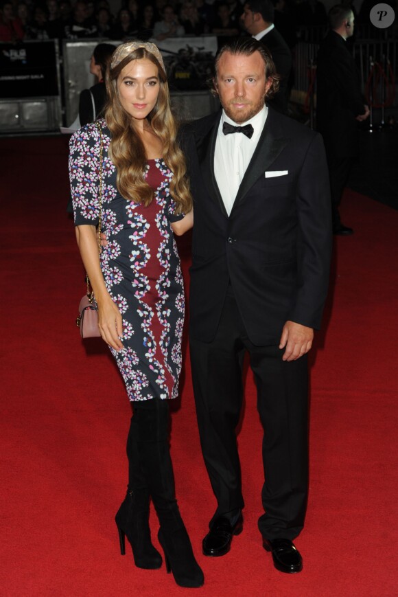 Guy Ritchie et sa fiancée Jacqui Ainsley - Arrivée des people à la première du film "Fury" lors de la cérémonie de clôture du 58e BFI London Film Festival à Londres, le 19 octobre 2014.