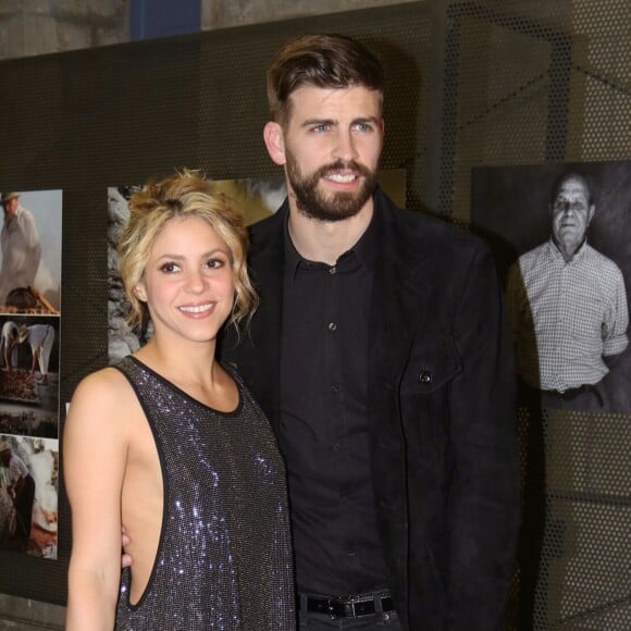 Gerard Piqué reçoit le prix du meilleur athlète catalan lors d'une cérémonie à Barcelone le 25 janvier 2016. Sa compagne, la chanteuse Shakira était à ses côtés
