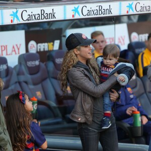 La chanteuse Shakira avec son fils Milan et Sasha Pique dans les tribunes du Camp Nou avec Les familles des joueurs du club de football de Barcelone le 28 novembre 2015.