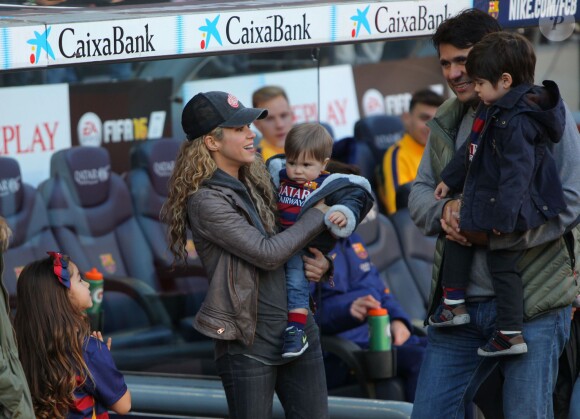 La chanteuse Shakira avec son fils Milan et Sasha Pique dans les tribunes du Camp Nou avec Les familles des joueurs du club de football de Barcelone le 28 novembre 2015.