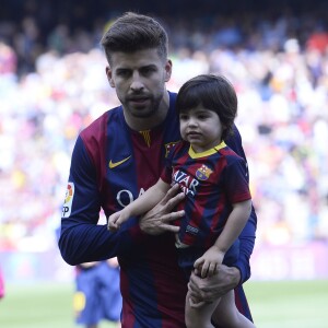 Shakira, avec ses enfants Milan (2 ans) et Sasha (3 mois), et sa belle-mère Montserrat Bernabeu, a assisté au match de football de son compagnon Gérard Piqué, Barca Vs Vanlence, à Barcelone. Le 16 avril 2015