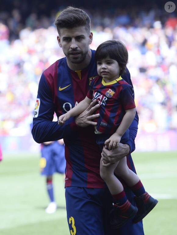 Shakira, avec ses enfants Milan (2 ans) et Sasha (3 mois), et sa belle-mère Montserrat Bernabeu, a assisté au match de football de son compagnon Gérard Piqué, Barca Vs Vanlence, à Barcelone. Le 16 avril 2015