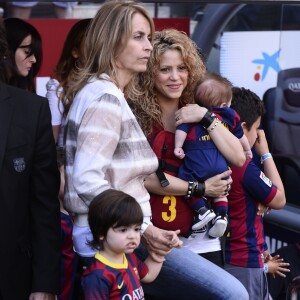 Shakira, avec ses enfants Milan (2 ans) et Sasha (3 mois), et sa belle-mère Montserrat Bernabeu, a assisté au match de football de son compagnon Gérard Piqué, Barca Vs Vanlence, à Barcelone. Le 16 avril 2015