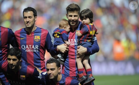 Shakira, avec ses enfants Milan (2 ans) et Sasha (3 mois), et sa belle-mère Montserrat Bernabeu, a assisté au match de football de son compagnon Gérard Piqué, Barca Vs Vanlence, à Barcelone. Le 16 avril 2015