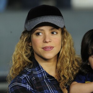 La chanteuse Shakira (enceinte) et son fils Milan sont venus encourager Gerard Piqué et le FC Barcelone au Camp Nou le 18 octobre 2014.