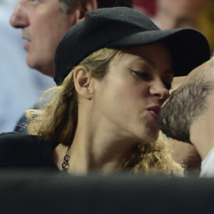 Shakira enceinte et son compagnon Gerard Pique assistent au quart de finale de la coupe du monde de basket entre la Slovénie et les États-Unis à Barcelone en Espagne le 9 septembre 2014.