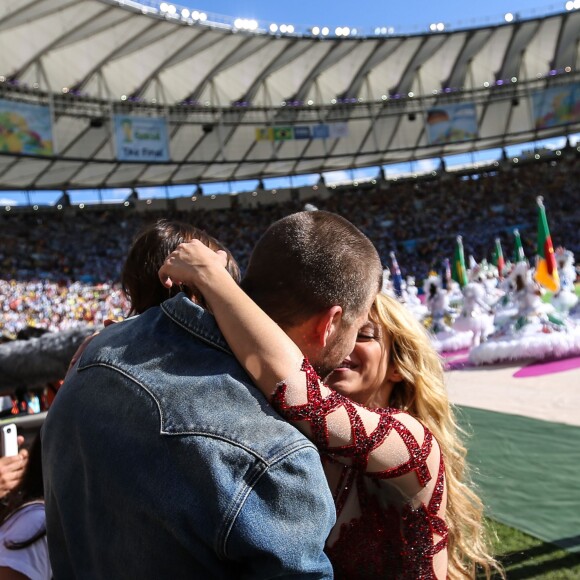 La chanteuse Shakira, son compagnon Gerard Piqué et leur fils Milan lors de la finale de la coupe du monde Allemagne-Argentine à Rio de Janeiro, le 13 juillet 2014.