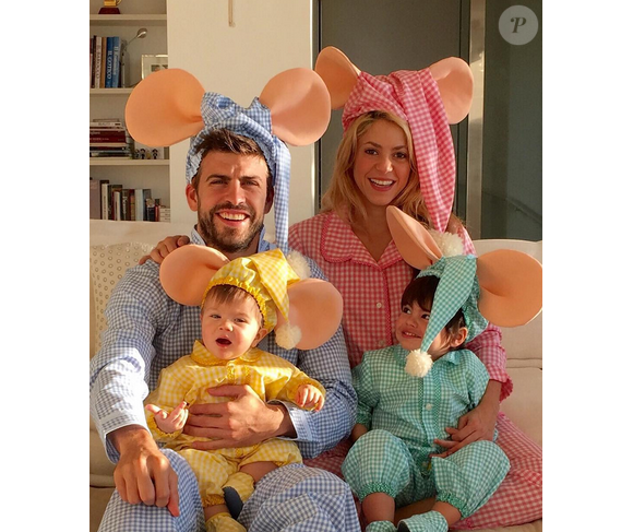 Shakira, son amoureux Gerard Piqué et leurs enfants Sasha et Milan déguisés pour Hallowen. Photo publiée sur Instagram au mois de novembre 2015.