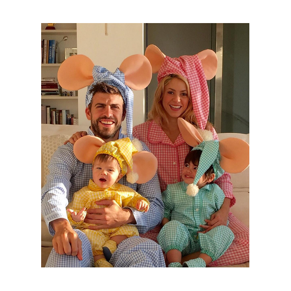 Shakira, son amoureux Gerard Piqué et leurs enfants Sasha et Milan déguisés pour Hallowen. Photo publiée sur Instagram au mois de novembre 2015.