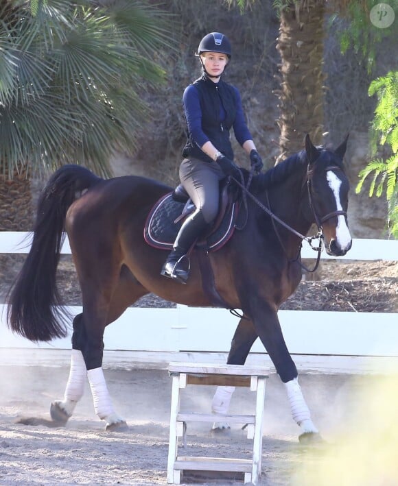 Exclusif - Iggy Azalea fait de l'équitation à Los Angeles. Iggy Azalea se mariera avec son compagnon Nick Young en 2016. Le 2 décembre 2015 For germany call for price Exclusive - Aussie rapper Iggy Azalea shows off her equestrian skills while horseback riding in Los Angeles, California on December 2, 2015. Iggy is preparing for her married life with Nick Young, which is set to happen in 201602/12/2015 - Los Angeles