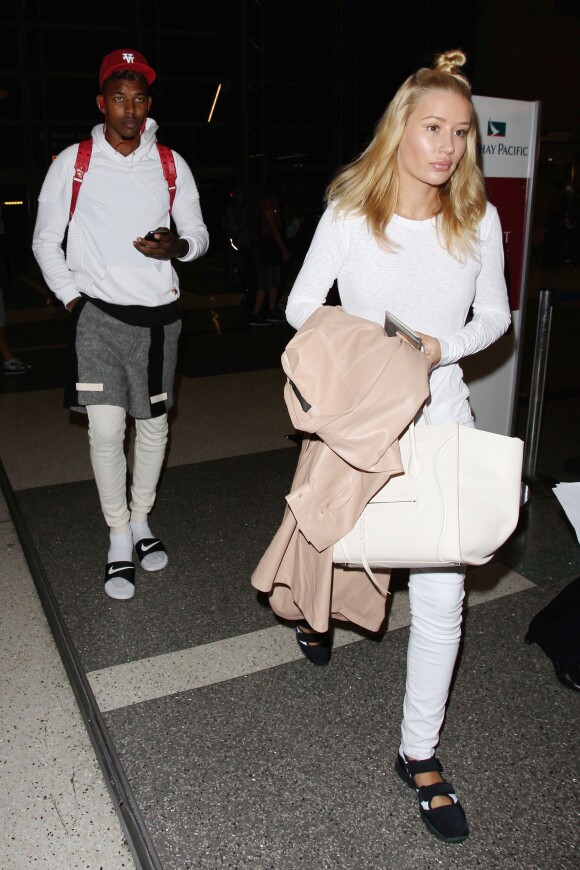 Iggy Azalea prend un vol avec son petit-ami Nick Young (qui porte des chaussettes avec des tongues) à Los Angeles, le 16 août 2015.