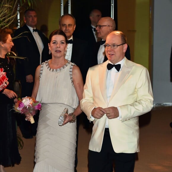 Le prince Albert II de Monaco et la princesse Caroline de Hanovre arrivent dans le champ de cannes à sucre créé par Karl Lagerfeld pour le 62e Bal de la Rose sur le thème de Cuba, dans la Salle des Etoiles du Sporting de Monte-Carlo, le 19 mars 2016, au profit de la Fondation Princesse Grace présidée par la princesse Caroline. © Bruno Bebert / Bestimage