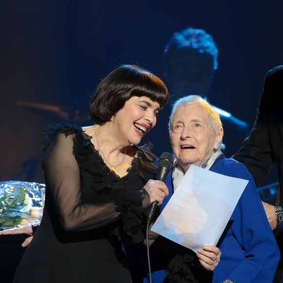 Mireille Mathieu et sa mère Marcelle-Sophie Poirier lors de son concert à Lille, le 14 novembre 2014.