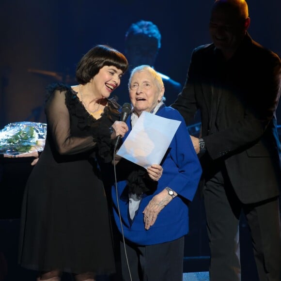 Mireille Mathieu et sa mère Marcelle-Sophie Poirier lors de son concert à Lille, le 14 novembre 2014.