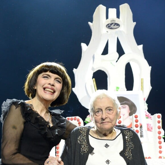 Mireille Mathieu a fêté ses 50 ans de carrière sur la scène de l'Olympia, en compagnie de sa mère Marcelle-Sophie Poirier. Le 24 octobre 2014