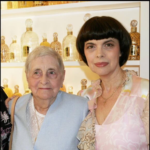 Mireille Mathieu et sa mère à Paris, le 7 juillet 2005