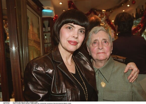 Mireille Mathieu et sa mère auprès de l'association La nouvelle étoile des enfants de France, à Paris, le 2 décembre 2001 
