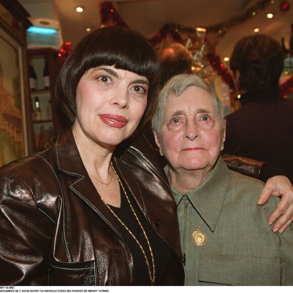 Mireille Mathieu et sa mère auprès de l'association La nouvelle étoile des enfants de France, à Paris, le 2 décembre 2001 