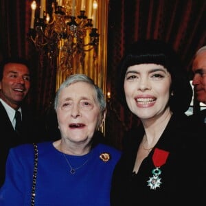 Mireille Mathieu et sa maman, pour recevoir la Légion d'honneur, à Paris, le 9 décembre 1999