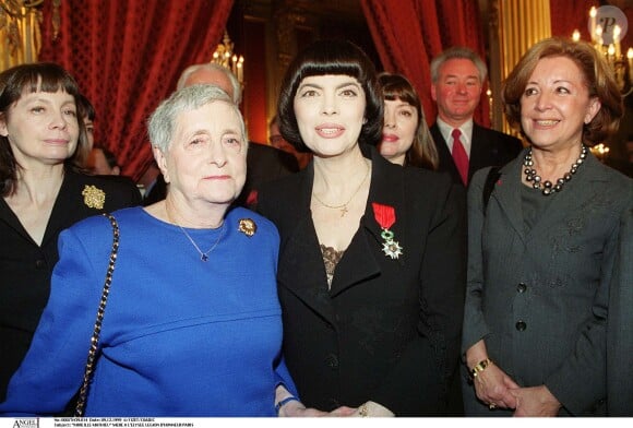 Mireille Mathieu et sa maman, pour recevoir la Légion d'honneur, à Paris, le 9 décembre 1999
