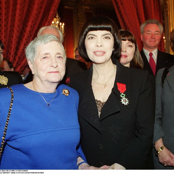 Mireille Mathieu et sa maman, pour recevoir la Légion d'honneur, à Paris, le 9 décembre 1999