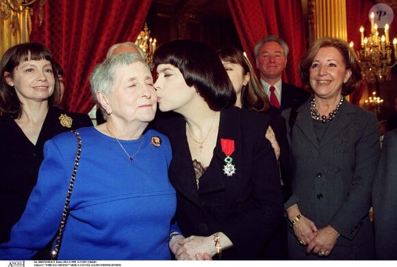 Mireille Mathieu et sa maman, pour recevoir la Légion d'honneur, à Paris, le 9 décembre 1999