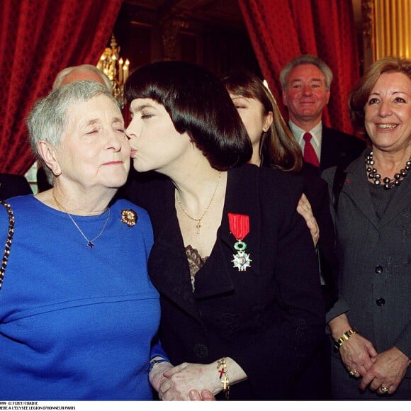 Mireille Mathieu et sa maman, pour recevoir la Légion d'honneur, à Paris, le 9 décembre 1999