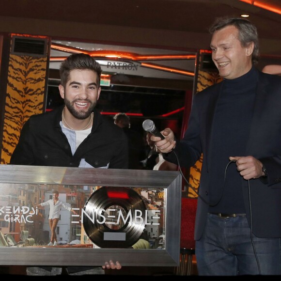 Exclusif - Kendji, ses parents et sa soeur. Kendji Girac reçoit son disque de diamant pour son album Ensemble des mains d'Olivier Nusse, PDG d'Universal Music lors d' une soirée organisée au Matignon, à Paris, le 9 mars 2016. © Alain Guizard / Bestimage