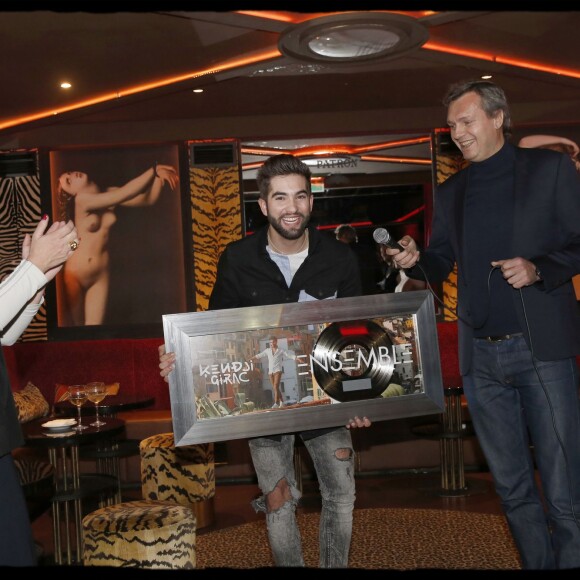 Exclusif - Kendji, ses parents et sa soeur. Kendji Girac reçoit son disque de diamant pour son album Ensemble des mains d'Olivier Nusse, PDG d'Universal Music lors d' une soirée organisée au Matignon, à Paris, le 9 mars 2016. © Alain Guizard / Bestimage