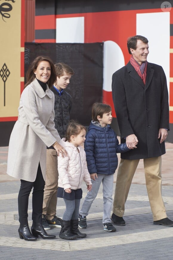 Le prince Joachim et la princesse Marie de Danemark ont inauguré en famille le 19 mars 2016 avec leurs enfants le prince Henrik (6 ans), la princesse Athena (4 ans) et le prince Felix (13 ans) Ninjago World, la nouvelle attraction du parc à thème Legoland à Billund.