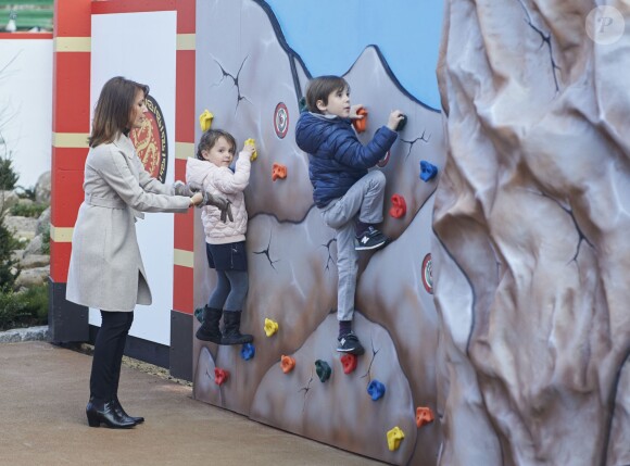 Athena et Henri ont testé le mur d'escalade sous la surveillance de leur maman. Le prince Joachim et la princesse Marie de Danemark ont inauguré le 19 mars 2016 avec leurs enfants le prince Henrik (6 ans), la princesse Athena (4 ans) et le prince Felix (13 ans) Ninjago World, la nouvelle attraction du parc à thème Legoland à Billund.