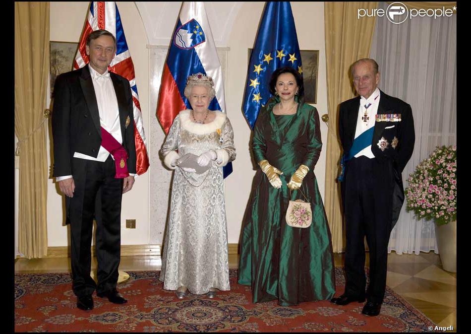 La reine Elizabeth II et son époux le prince Philip reçus par le président Danilo Turk et son ...