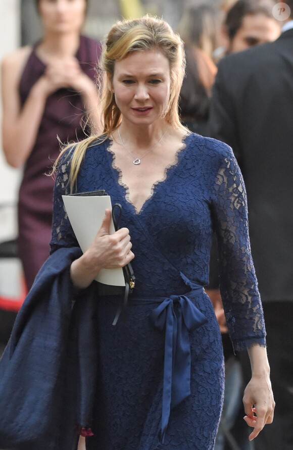 Renée Zellweger - Tournage du film "Bridget Jones 3" à Londres, le 10 novembre 2015, lors des scènes du baptême.