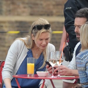 Renée Zellweger et James Callis sur le tournage de "Bridget Jones 3" dans la gare de St Pancras à Londres le 9 octobre 2015.