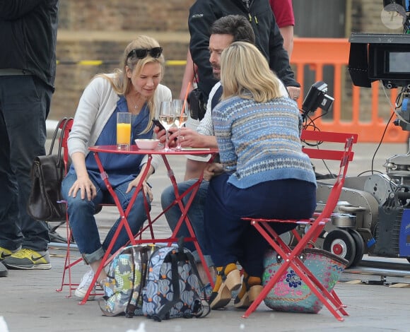 Renée Zellweger et James Callis sur le tournage de "Bridget Jones 3" dans la gare de St Pancras à Londres le 9 octobre 2015.