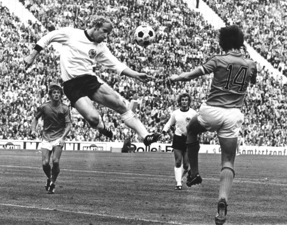 Berti Vogts (à gauche) face à Johan Cruyff (no. 14) durant la finale de la Coupe du Monde de 1974