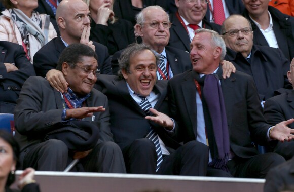 Eusebio, Michel Platini et Johan Cruyff durant la finale de la Coupe de UEFA à Amsterdam en 2013