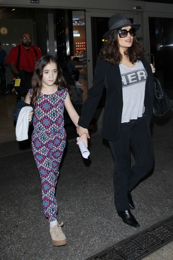 Salma Hayek et sa fille Valentina arrivent à l'aéroport LAX de Los Angeles. Le 24 mars 2016
