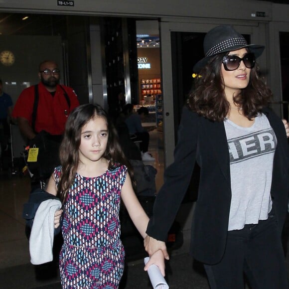 Salma Hayek et sa fille Valentina arrivent à l'aéroport LAX de Los Angeles. Le 24 mars 2016